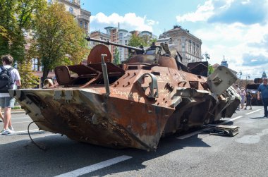 Ukrayna kuvvetleri tarafından imha edilen Rus askeri teçhizatı sergisinde BMP-1K komuta ve personel aracı ele geçirildi