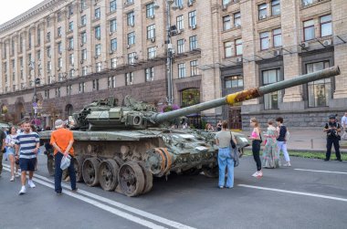 Ukrayna T-90. silahlı kuvvetleri tarafından yok edildi. Rusya Federasyonu 'nun silahlı kuvvetleri Orta Kyiv' deki Khreschatyk Caddesi 'nde sergilendi.