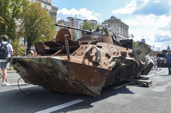 Ukrayna kuvvetleri tarafından imha edilen Rus askeri teçhizatı sergisinde BMP-1K komuta ve personel aracı ele geçirildi