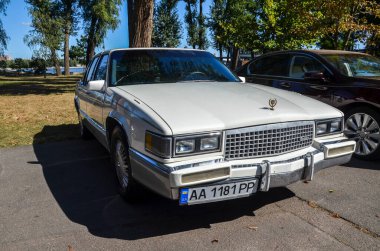 Amerikan lüks klasik arabası beyaz sedan Cadillac DeVille 1990 Kyiv 'deki eski araba sergisinde sunuldu 