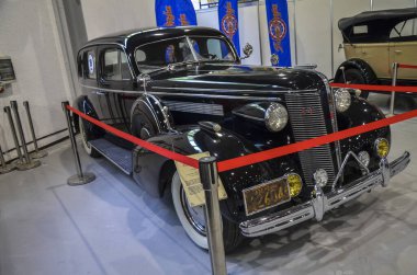 1937 Buick Roadmaster 80 serisi 5.2L dahili sekiz motorlu lüks ve sofistike bir modeldi.