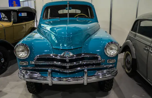 GAZ M-72 (1955-1958), tüm tekerden çekişli dünyanın ilk yolcu vagonlarından biridir. Onlarca yıl sonra, kavramsal olarak benzer arabalara geçiş adı verildi.