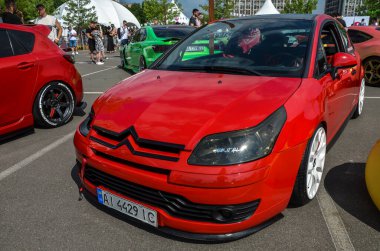 Citroen C4 Coupe, özellikle genç nesiller arasında takdir edilen, çatısına benzer bir coupe ile kıvrımlı bir vücut tasarımı olan üç kapılı kompakt bir hatchback.