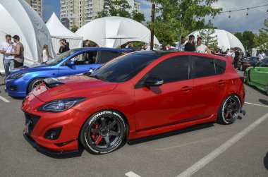 Mazdaspeed3, 2.3 litrelik turbo şarjlı dört silindirli motorla çalışan bir spor kompleksi hatchback.