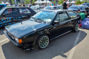 Siyah Volkswagen Scirocco 1978, üç kapılı, önden çekişli, küçük motorlu bir hatchback.