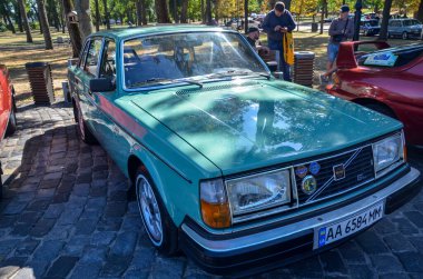 Kyiv 'deki retro ralli sırasında yeşil yolcu İsveç eski otomobili Volvo 244 GL 1979' da şehir caddesine park edildi.