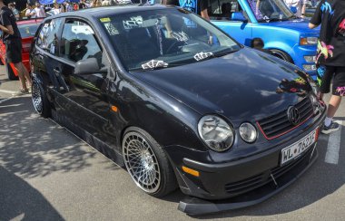 Volkswagen Polo 4. nesil güvenilir ve şık bir Hatchback, kentsel sürüş için mükemmel, verimli performansı ve modern tasarımı ile tanınan kompakt bir araçtır.