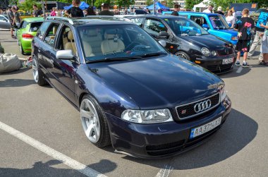 B5 olarak da bilinen kompakt yönetici otomobili Audi A4 1. Genel Avant 2000, Alman mühendislik ve tasarımı için zamansız bir örnektir.