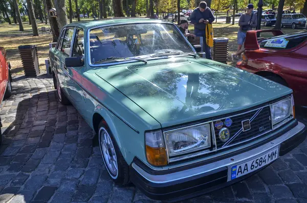 Kyiv 'deki retro ralli sırasında yeşil yolcu İsveç eski otomobili Volvo 244 GL 1979' da şehir caddesine park edildi.