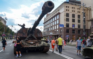 Ukrayna 'nın savaş alanlarında imha edilen 2S19 Msta-S kendinden itişli Rus havan topu, ezilmiş askeri teçhizat sergisi kapsamında sergileniyor.