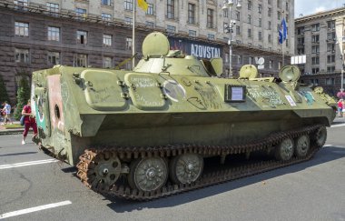 MT-LB komuta ve personel aracı, Kyiv 'deki Khreshchatyk' te ele geçirilen Rus teçhizatı ve imha gösterisinde 