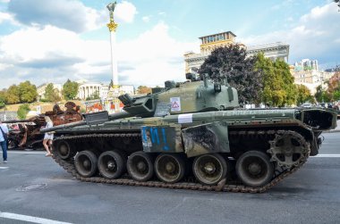Kyiv 'deki sergi sırasında Khreshchatyk caddesinin ortasına park edilmiş Rus Federasyonu silahlı kuvvetlerinin yanmış ve hasar görmüş T-80 tankı.