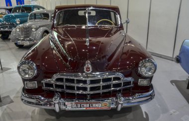 Sovyet temsilcisi Sedan ilk nesil GAZ-12 (ZIM) Phaeton 1949 Kyiv 'deki eski otomobiller sergisinde sunuldu