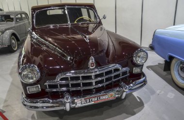 Sovyet temsilcisi Sedan ilk nesil GAZ-12 (ZIM) Phaeton 1949 Kyiv 'deki eski otomobiller sergisinde sunuldu