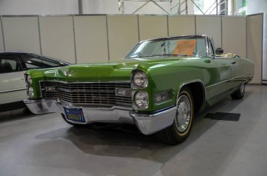 Cadillac Deville, 60 'lı yılların Amerikan tasarımının tipik bir temsilcisidir. Tasarımın ayırt edici bir özelliği de dikey iki katmanlı farlar ve düz çizgiler.
