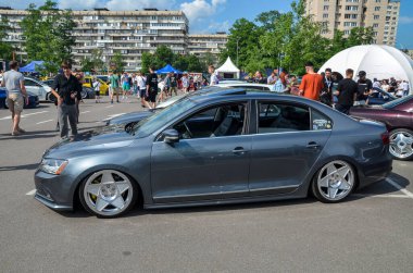 2016 model Volkswagen Jetta sedan, pürüzsüz ön ızgarası, şık farları ve aerodinamik gövdesi olan şık bir arabadır. 