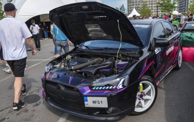 2000 'den 2006' ya kadar üretilen Mitsubishi Lancer 8. Nesil Sedan, sportif tasarımı güvenilir performans ile harmanlayan kompakt bir arabadır.