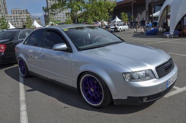 Audi A4 2. Jenerasyon (B6) gümüş sedan, Alman mühendisliği ve lüks otomobili simgeleyen kompakt bir otomobildir.