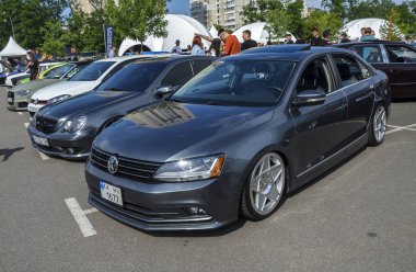 2016 model Volkswagen Jetta sedan, pürüzsüz ön ızgarası, şık farları ve aerodinamik gövdesi olan şık bir arabadır. 