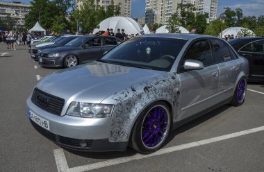 Audi A4 2. Jenerasyon (B6) gümüş sedan, Alman mühendisliği ve lüks otomobili simgeleyen kompakt bir otomobildir.