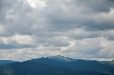 Düşük bulutlu bir gökyüzünün altında gözlemevinin kalıntıları olan Pip Ivan Dağı ile Chornohora dağ sırası. Karpat Dağları, Ukrayna 