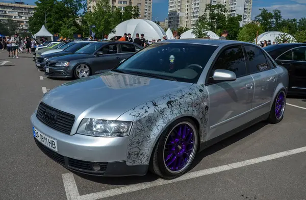 Audi A4 2. Jenerasyon (B6) gümüş sedan, Alman mühendisliği ve lüks otomobili simgeleyen kompakt bir otomobildir.
