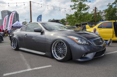 2008 'den 2013' e kadar üretilen Infiniti G37, şık tasarımla güçlü performansı birleştiren lüks bir spor arabadır.