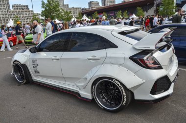 Honda Civic 10. Nesil Hatchback (FK) dinamik tasarımı ile tanınan, hızlı silueti ve agresif ön fasyası olan kompakt bir otomobildir.