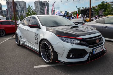 Honda Civic 10. Nesil Hatchback (FK) dinamik tasarımı ile tanınan, hızlı silueti ve agresif ön fasyası olan kompakt bir otomobildir.