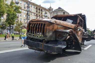 Birden fazla fırlatma roketi sistemi BM-21 Grad 'in Ukrayna Silahlı Kuvvetleri tarafından yok edildiğini biliyor. Kyiv' de ele geçirilen Rus askeri araçları sergileniyor.
