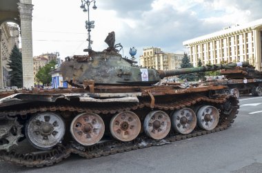 Ukrayna Silahlı Kuvvetleri tarafından 1989 Rus Federasyonu 'nun Khreschatyk caddesindeki silahlı kuvvetlerinin 72-B3 tank modeli yok edildi.