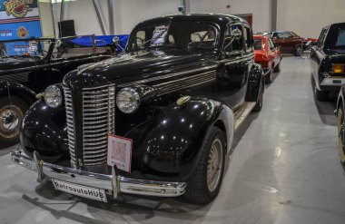 1936 Buick Special, 40 Serisi 'nin bir parçası olarak, savaş öncesi Amerikan arabalarının zarafetini ve mühendislik becerisini yansıtan klasik bir tam boyutlu otomobildir. 