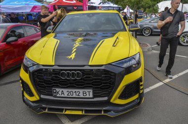 Yüksek performanslı SUV 'un çarpıcı dış tasarımı Audi RS Q81. Gen (4MN) sekizgen tekli ızgara ile 