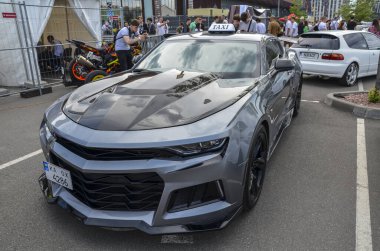 Chevrolet Camaro 6. Nesil Coupe 2019, üstün kullanımı, güçlü motor seçenekleri ve modern konforuyla ünlü yüksek performanslı bir spor arabadır.