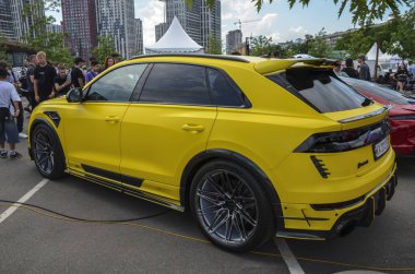 Yüksek performanslı SUV 'un çarpıcı dış tasarımı Audi RS Q81. Gen (4MN) sekizgen tekli ızgara ile 