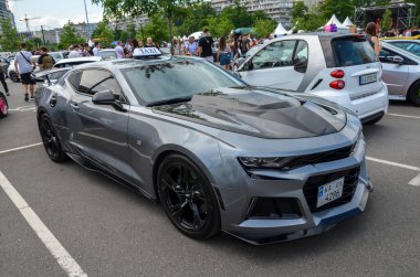 Chevrolet Camaro 6. Nesil Coupe 2019, üstün kullanımı, güçlü motor seçenekleri ve modern konforuyla ünlü yüksek performanslı bir spor arabadır.