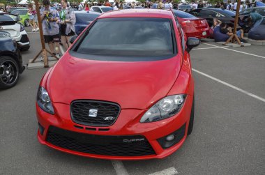 Koltuk Leon Cupra, turbo şarjlı 2.0 litrelik motorla çalışan yüksek performanslı bir hatchback.