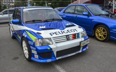 Peugeot 205 efsanevi bir hatchback 'tir. Performansı ve toparlanma başarısı ile ün kazanmıştır. Şık hatlarıyla kendine özgü bir görünümü vardır.