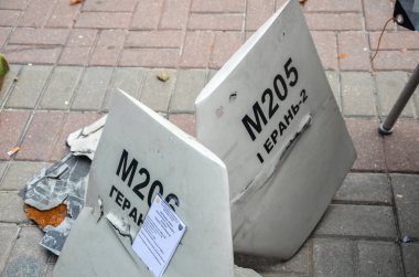 Kyiv 'deki bir sergi sırasında Khreschatyk Caddesi' nde harap olmuş bir Rus insansız hava aracının kalıntıları sergileniyor.