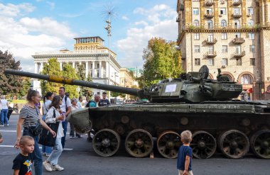 Yanmış bir Rus tankı T-90A Ukrayna 'nın başkenti Kyiv' de yıkılmış Rus askeri araçlarının sergisinde 4 milyon dolara mal oldu.