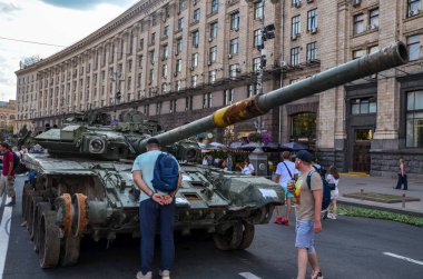 Yanmış bir Rus tankı T-90A Ukrayna 'nın başkenti Kyiv' de yıkılmış Rus askeri araçlarının sergisinde 4 milyon dolara mal oldu.