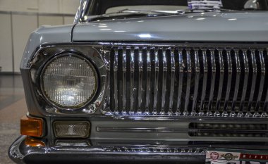 GAZ-24 Volga 'nın klasik yönetici arabasının ızgarası ve farları