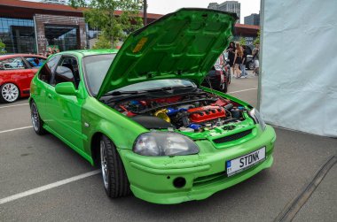 Honda Civic, 1996 'dan 2000' e kadar üretilen, güvenilirliği, yakıt verimliliği ve spor tasarımı ile bilinen kompakt bir otomobildir.