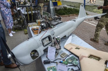 Etkisiz hale getirilmiş Rus Orlan-10 insansız hava aracı. Görünür bileşenler arasında uçak gövdesi, kanatlar, pervane ve kamera gibi iç elektronikler bulunmaktadır.