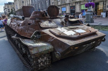 Zırhlı kişisel taşıyıcı MT-LB 'ye Mart 2022' de Kyiv oblast 'ta ateşe verilmesiyle etkisiz hale gelen bir dozer bıçağı (Rus federasyonu) takıldı.