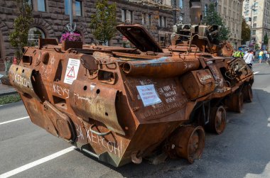 BTR-82A zırhlı personel taşıyıcı modern Rus APC 'lerinin en son örneklerinden biri topçu saldırısı sonucu imha edildi.