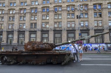 Kyiv 'deki sergi sırasında Khreshchatyk caddesinin ortasına park edilmiş Rus Federasyonu silahlı kuvvetlerinin yanmış ve hasar görmüş T-72 tankı.
