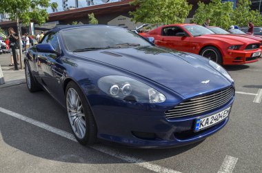 Aston Martin DB9 Volante (VH300), zarif tasarımı ve güçlü performansı ile ünlü lüks bir İngiliz zanaatidir.