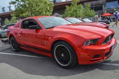 Ford Mustang 5. nesil modern kaslı araba tasarımının çarpıcı bir örneğidir. Daha agresif bir ön fasya, daha rafine vücut hatları ve güncellenmiş iç elementler içerir.