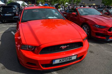 Ford Mustang 5. nesil modern kaslı araba tasarımının çarpıcı bir örneğidir. Daha agresif bir ön fasya, daha rafine vücut hatları ve güncellenmiş iç elementler içerir.
